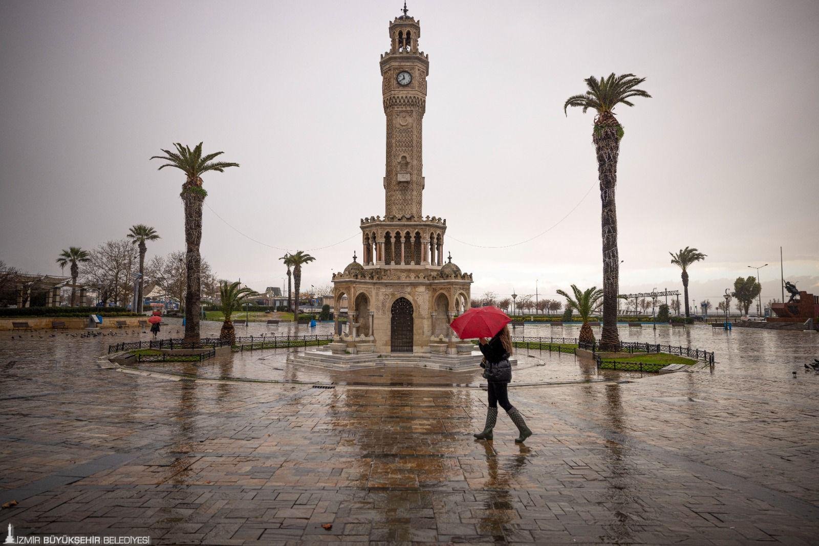 İzmir Büyükşehir Belediyesi ekipleri sağanak nedeniyle seferber oldu