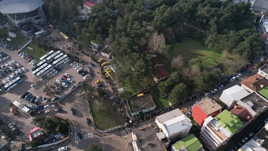 Bursa'da teleferik yoğunluğu... Uludağ'a çıkmak isteyenler metrelerce kuyruk oluşturdu