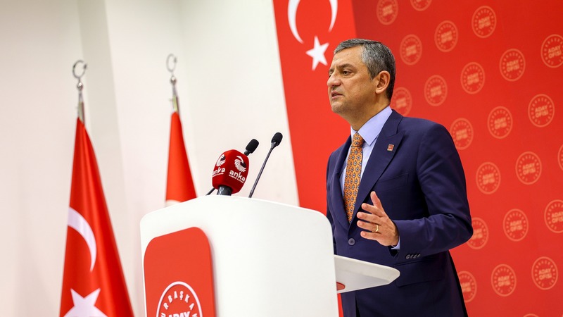 CHP Genel Başkanı Özgür Özel, yoksul ailelerin çocukları için hayata geçirilen 785 kreşe yönelik eleştirilere sert tepki gösterdi.