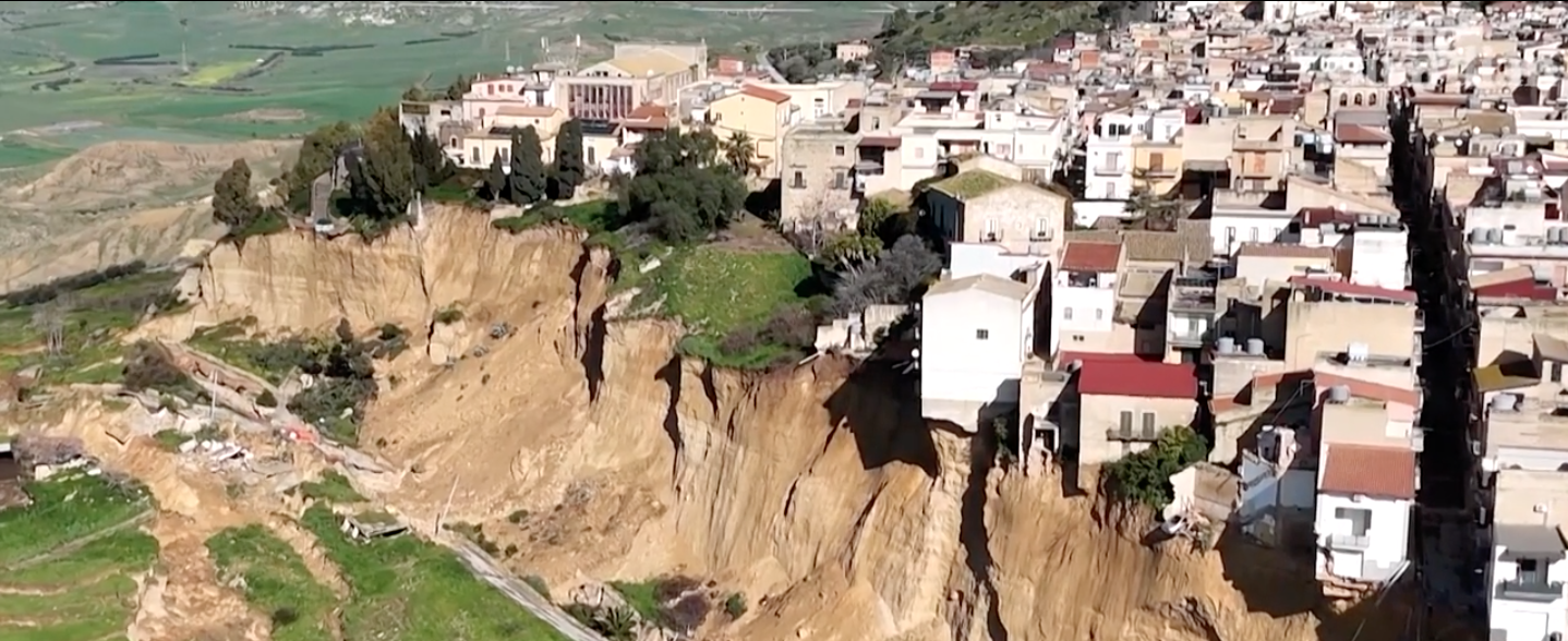 Heyelan sonrası uçurumun eşiğinde kalan Sicilya kasabası için “durum vahim”
