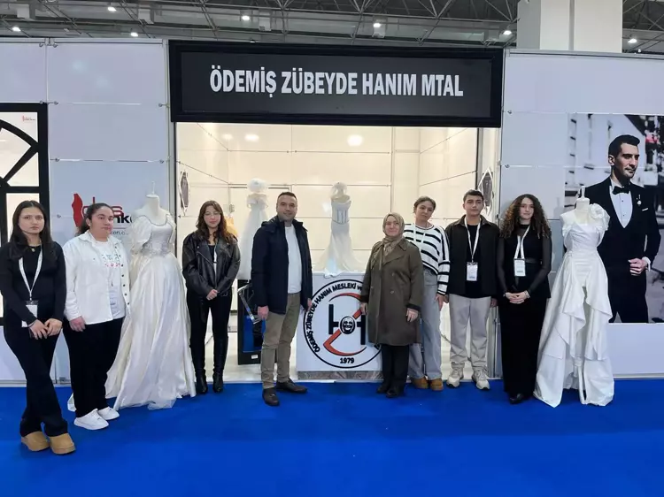 Liseliler, ipek kozasından tasarladıkları gelinlikleri IF Wedding Fashion İzmir'de sergiledi