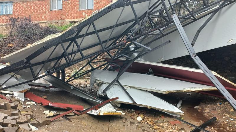 Aydın'da fırtına çatıları uçurdu