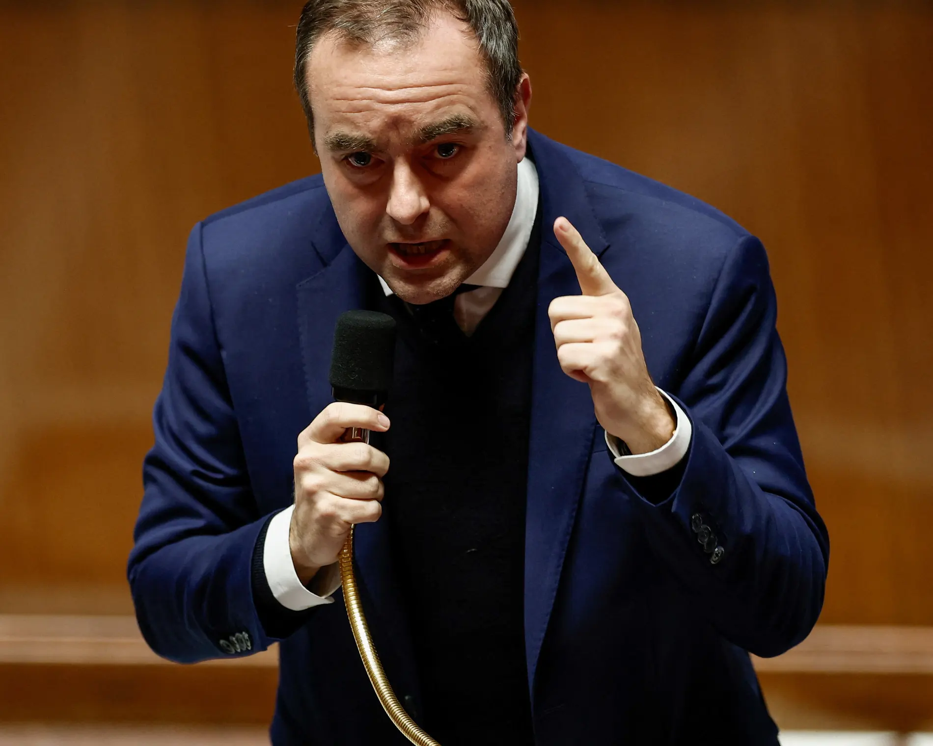 Fransa, aylar süren çekişmeler ve güvensizlik önergelerinin ardından bütçeyi kabul etti