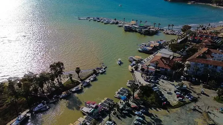 Akyaka'da denizin rengi değişti