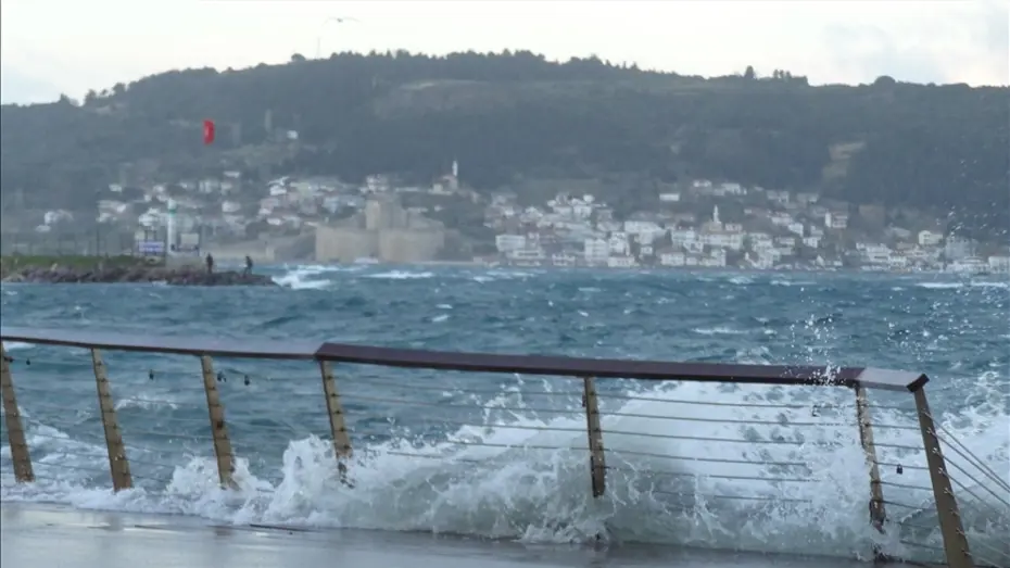 Çanakkale'de transit gemi geçişine fırtına engeli