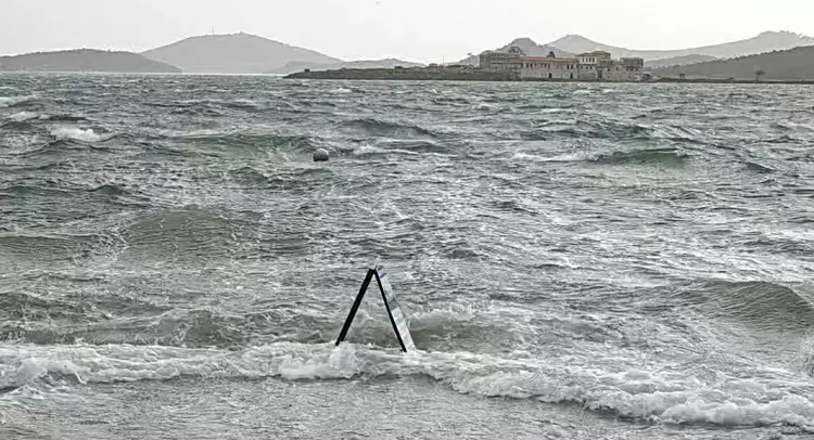Ayvalık'ta fırtına nedeniyle deniz taştı, sokaklar suyla doldu