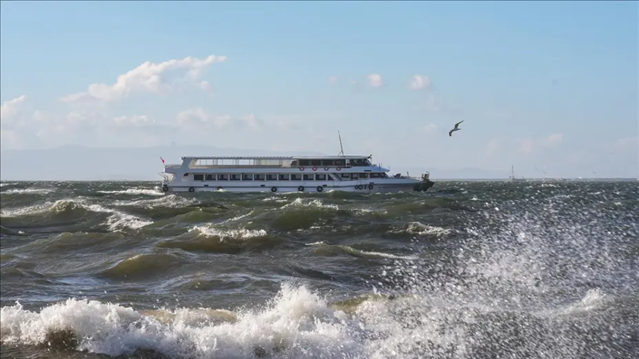 İzmir'de deniz ulaşımına lodos engeli. Seferler iptal edildi