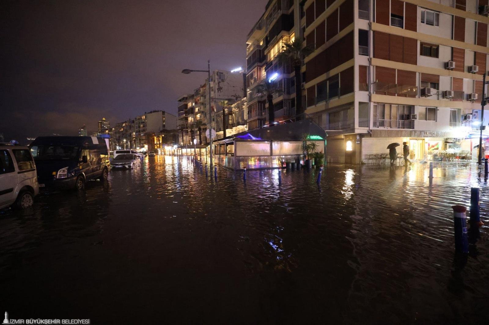 Deniz seviyesi 85 santimetreye yükseldi, Büyükşehir ekipleri sahada