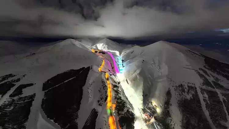 Palandöken'de iftar sonrası rengarenk pistlerde kayak