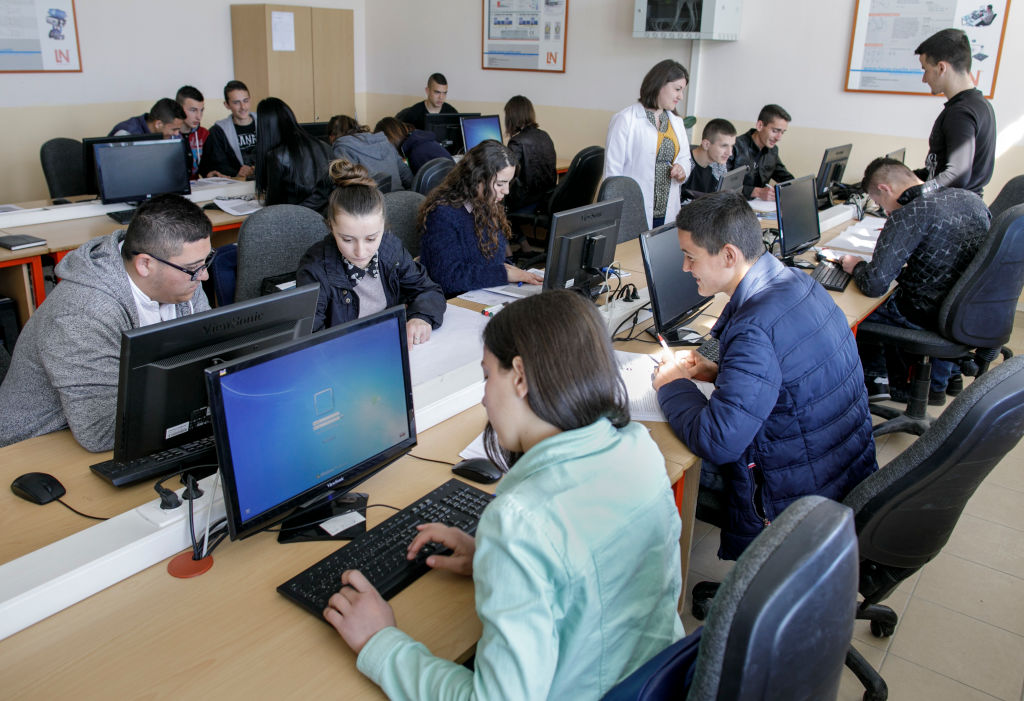 Yapay zekâ okuryazarlığı bir lüks değil, ancak Brüksel tehlikeyi göremiyor