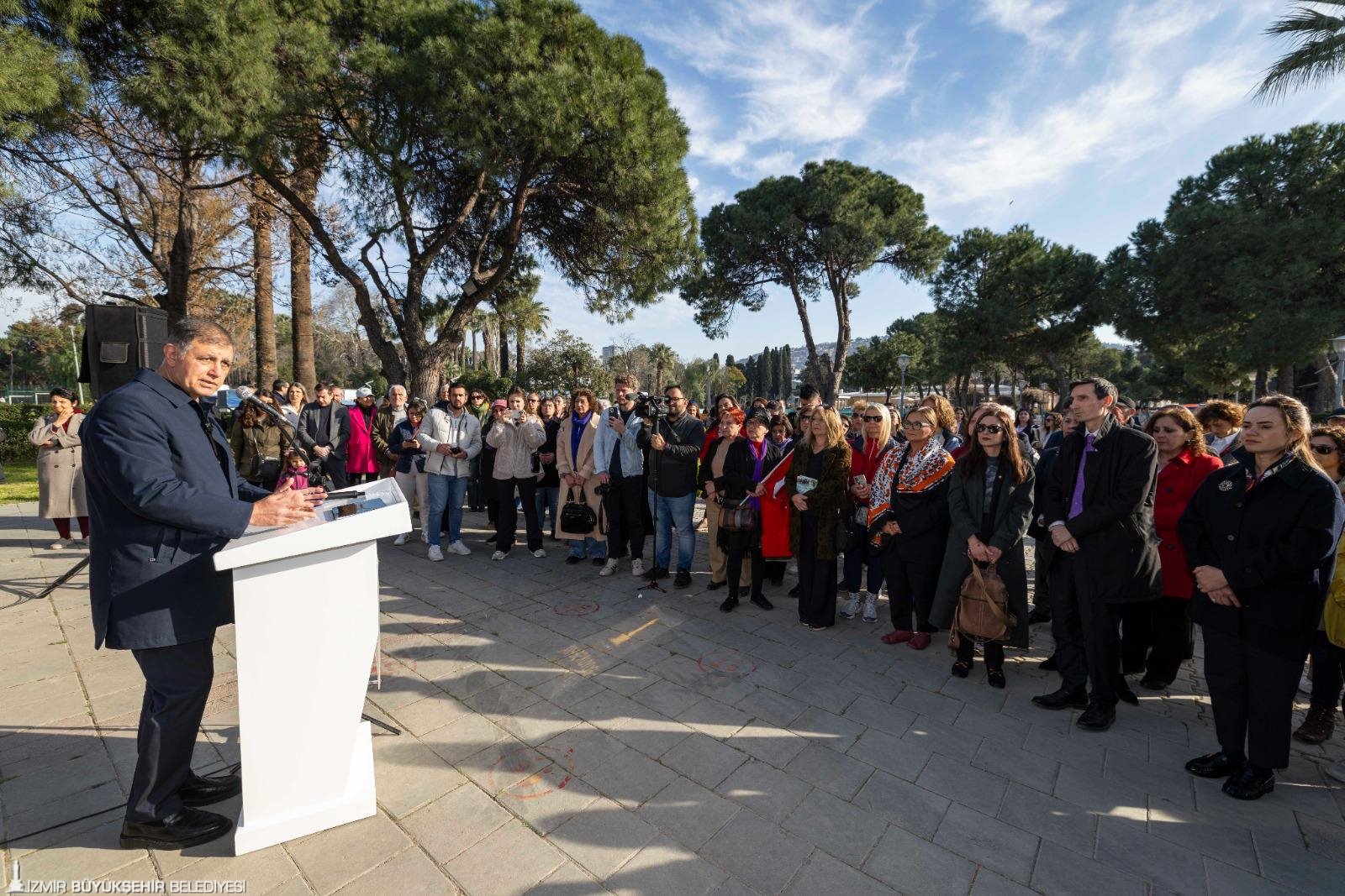 İzmir’den şiddete karşı güçlü mesaj: Kırmızı bank