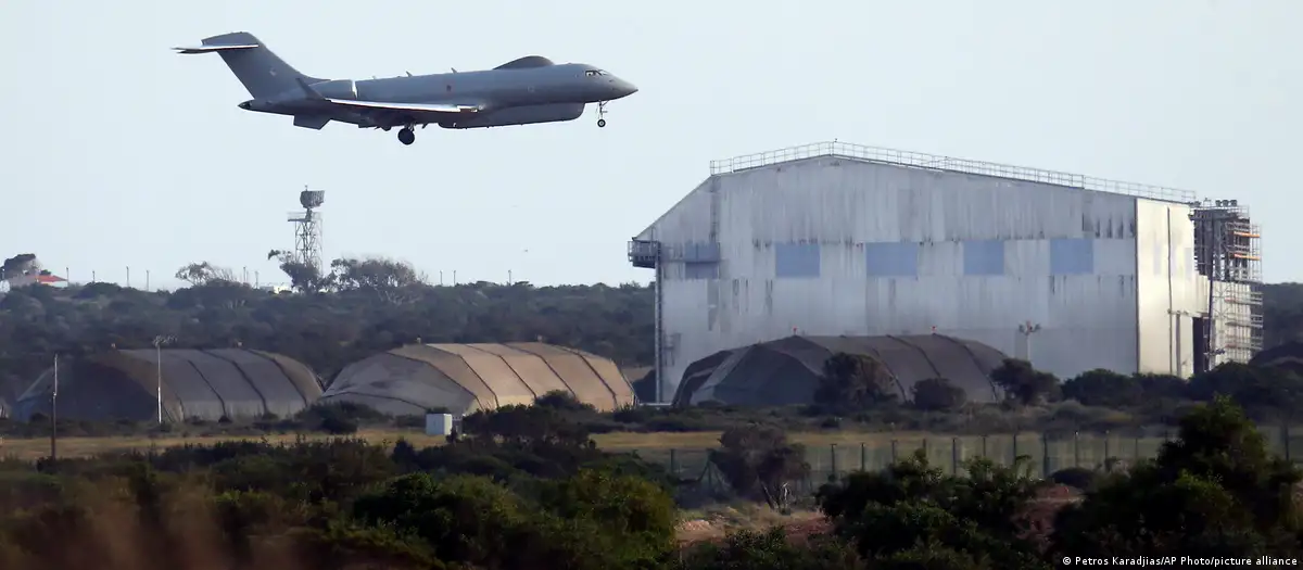 Güney Kıbrıs'taki İngiliz üsleri kapanacak mı?