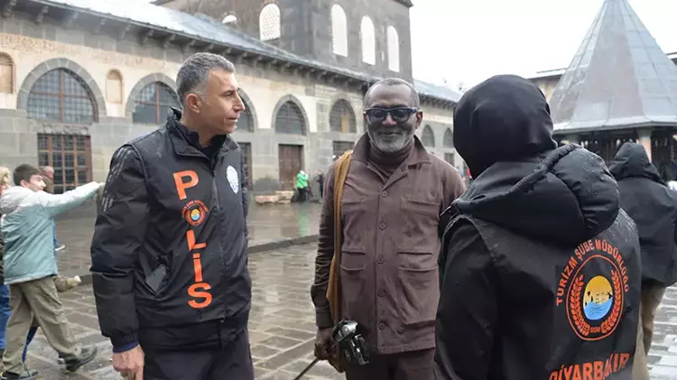 Diyarbakır'da turizm polisi, bayramda kente gelen turistlere 7 dilde hizmet veriyor