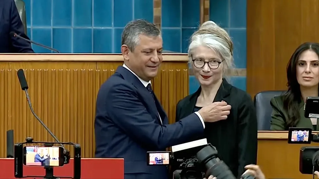 Emine Ülker Tarhan 11 yıl sonra CHP'ye geri döndü: Çağırdınız, geldim