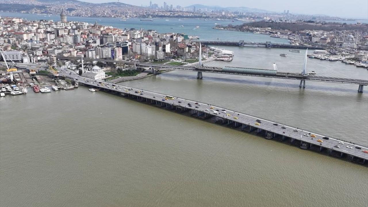 Haliç'te suyun rengi kahverengiye dönüştü