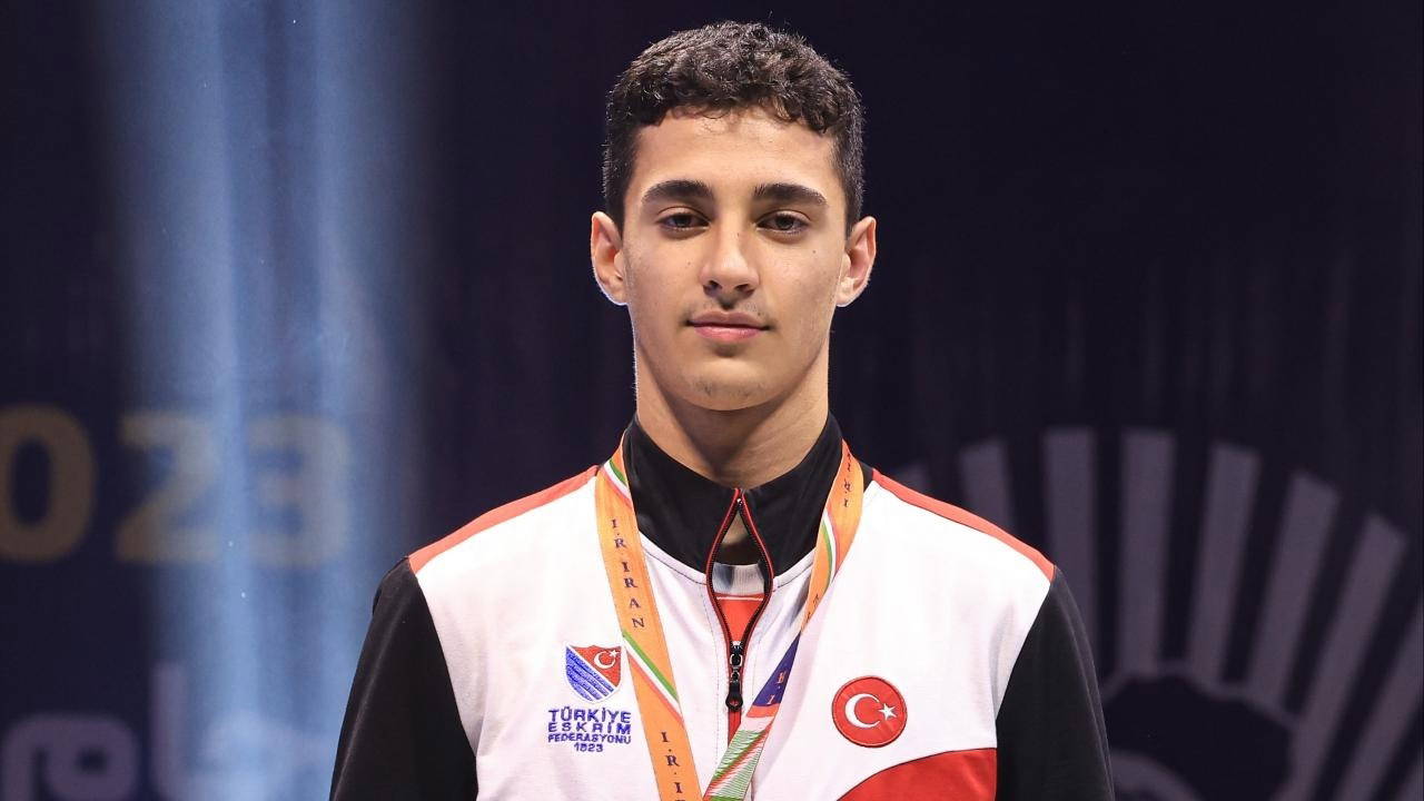 Milli eskrimci Furkan Yaman'dan Brezilya'da altın madalya!