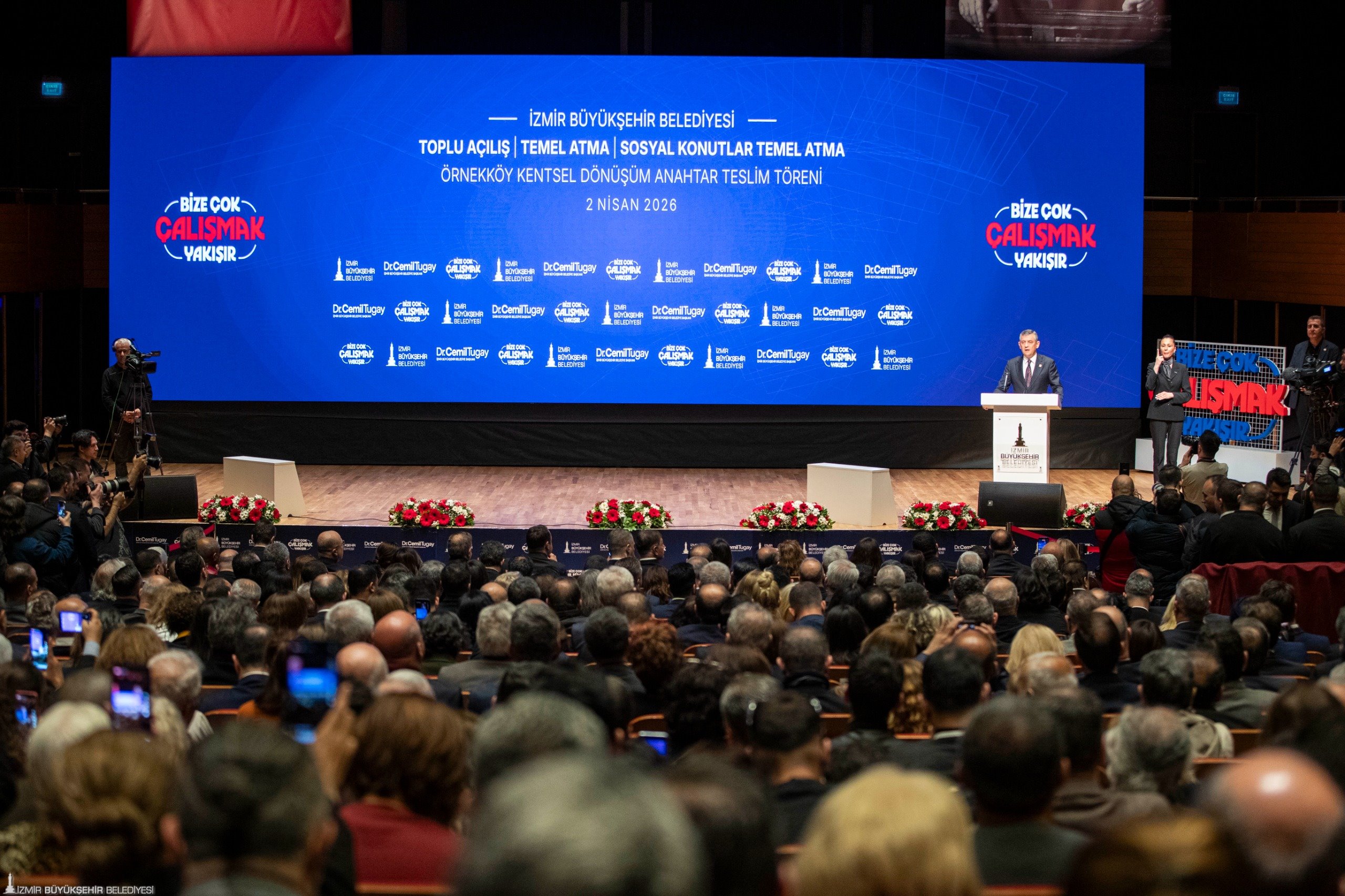 İzmir’de tarihi gün: İzBB tarafından hayata geçirilen projeleri töreni, CHP Genel Başkanı Özgür Özel'in katılımıyla gerçekleştirildi.