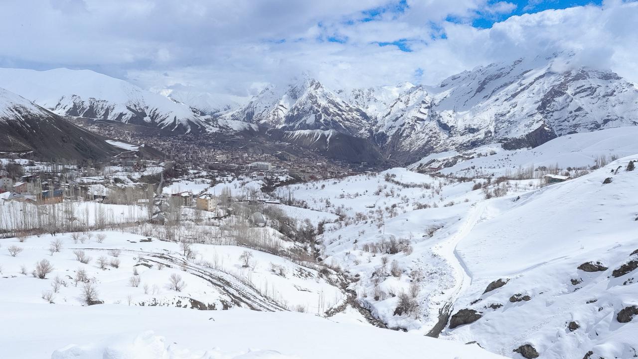 Hakkari'nin bir tarafında bahar bir tarafında kış yaşanıyor