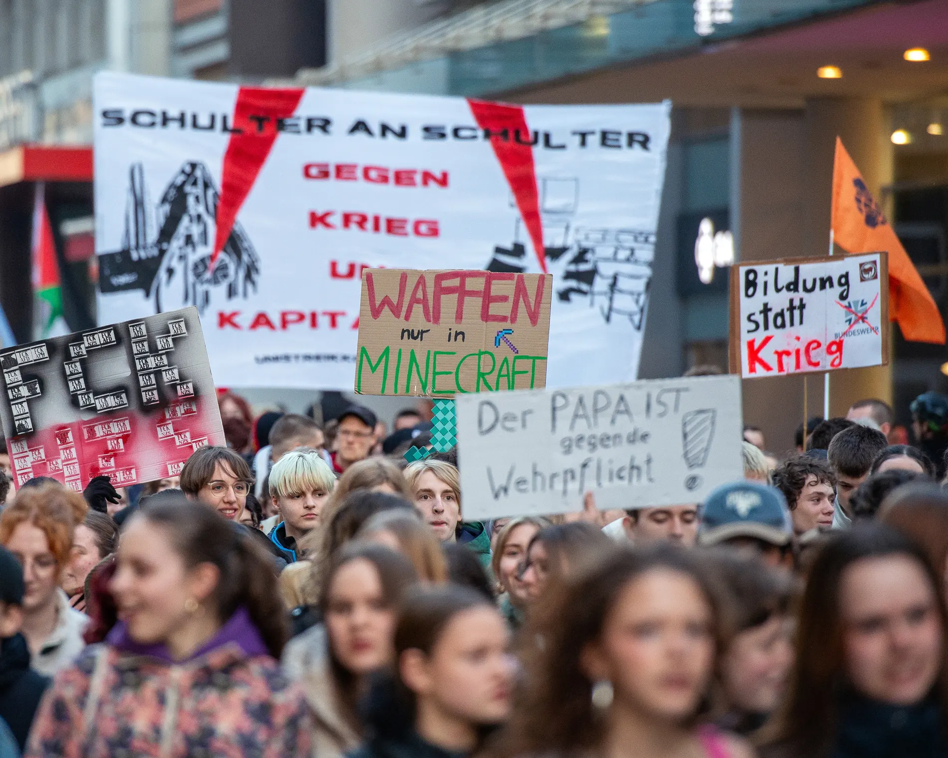 Almanya’da erkeklere yurtdışı için ordu onayı!
