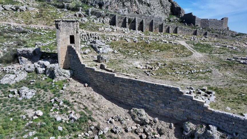 Sillyon'un Büyük İskender'e geçit vermeyen surları ayağa kaldırıldı
