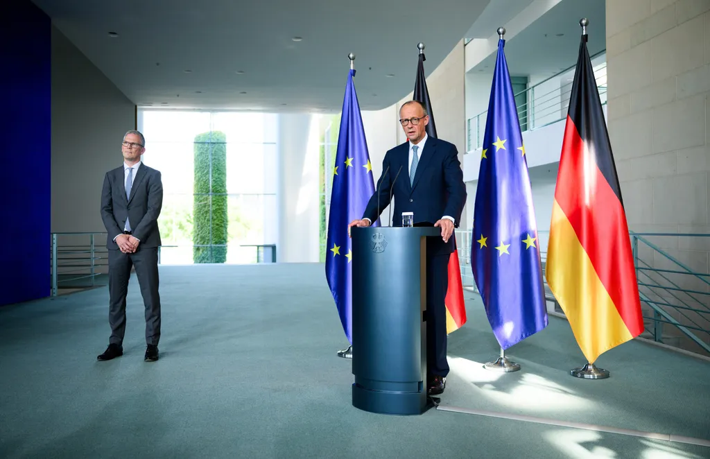 Almanya, AB’nin Macaristan seçimlerine müdahale ettiği iddiası nedeniyle JD Vance’i ikiyüzlülükle suçladı