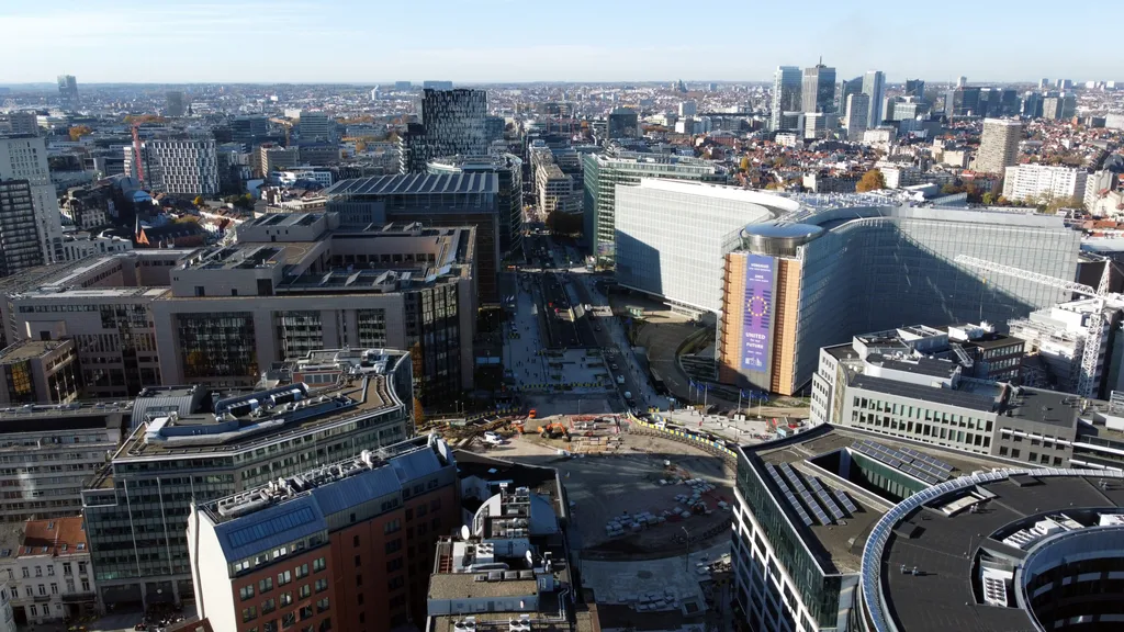 AB yanlısı düşünce kuruluşlarına verilen fonların kesilmesiyle, Avrupa şüphecisi (Euroskeptik) düşünce kuruluşları yükselişte