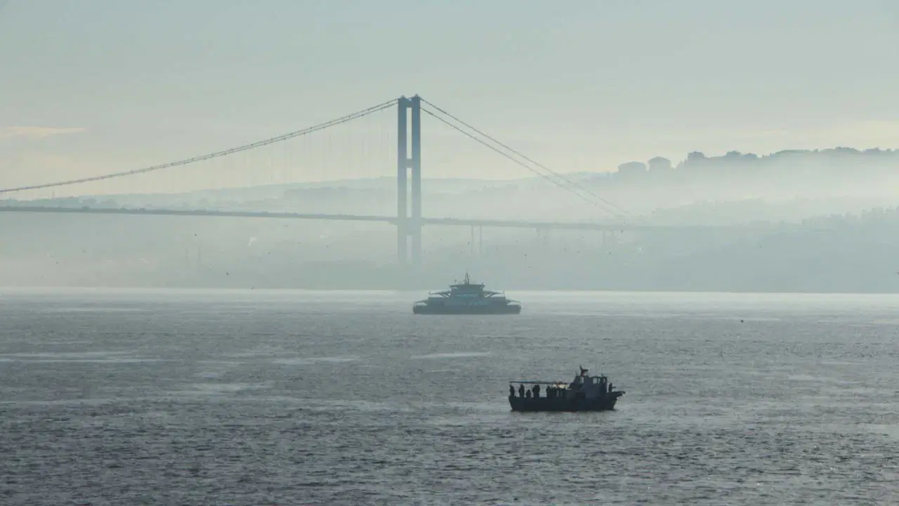 İstanbul Boğazı'nda sis etkili oldu!
