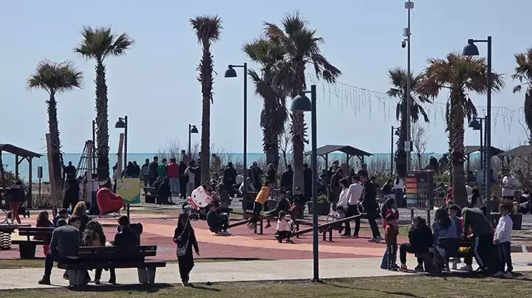 Hatay’da güneş yüzünü gösterdi, sahiller doldu