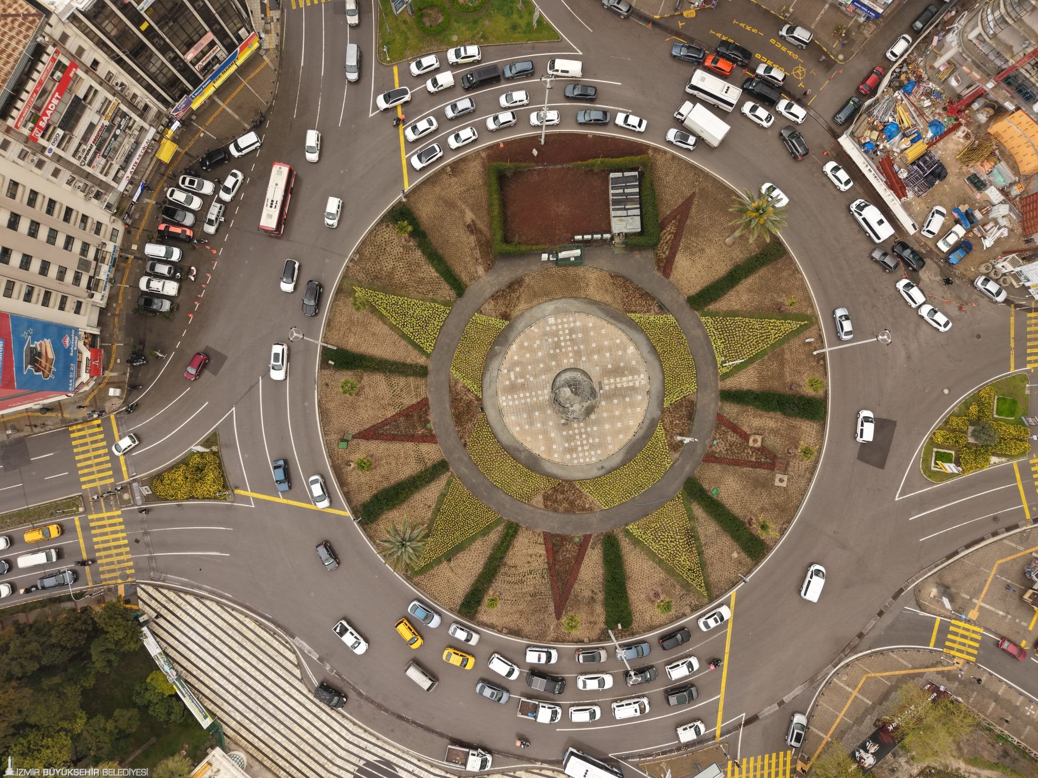 İzmir’in kalbi çiçek açtı