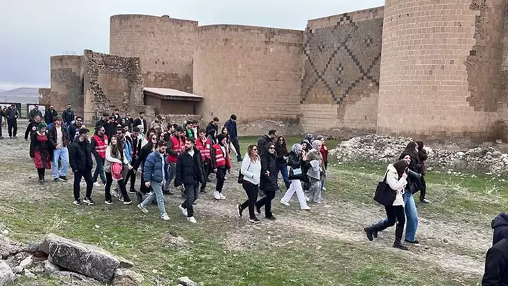 UNESCO mirası Ani Ören Yeri'nde 8 kilometre yürüdüler
