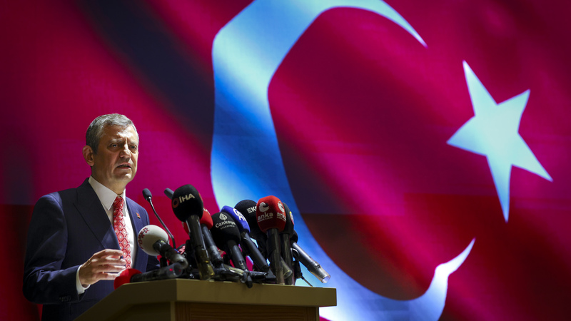 Özgür Özel’den Barselona’da tarihi konuşma!