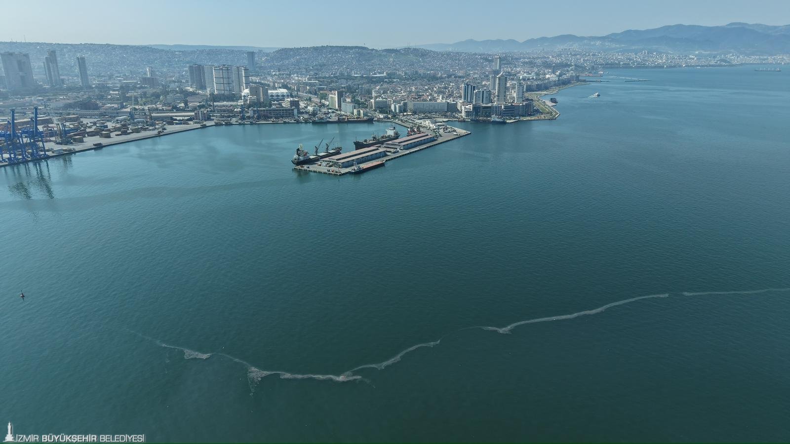 İzmir Körfezi göz göre göre kirletiliyor