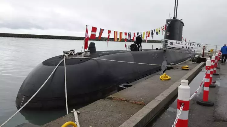 Trabzon'da çocuklardan 'TCG Preveze' denizaltısına ilgi