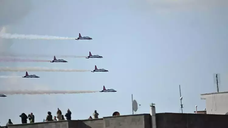 Çanakkale'de Türk Yıldızları'ndan gösteri uçuşu