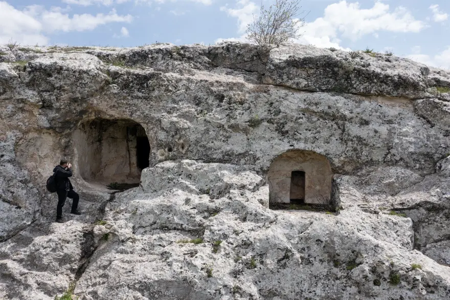 Diyarbakır'daki kaya mezarları mercek altında