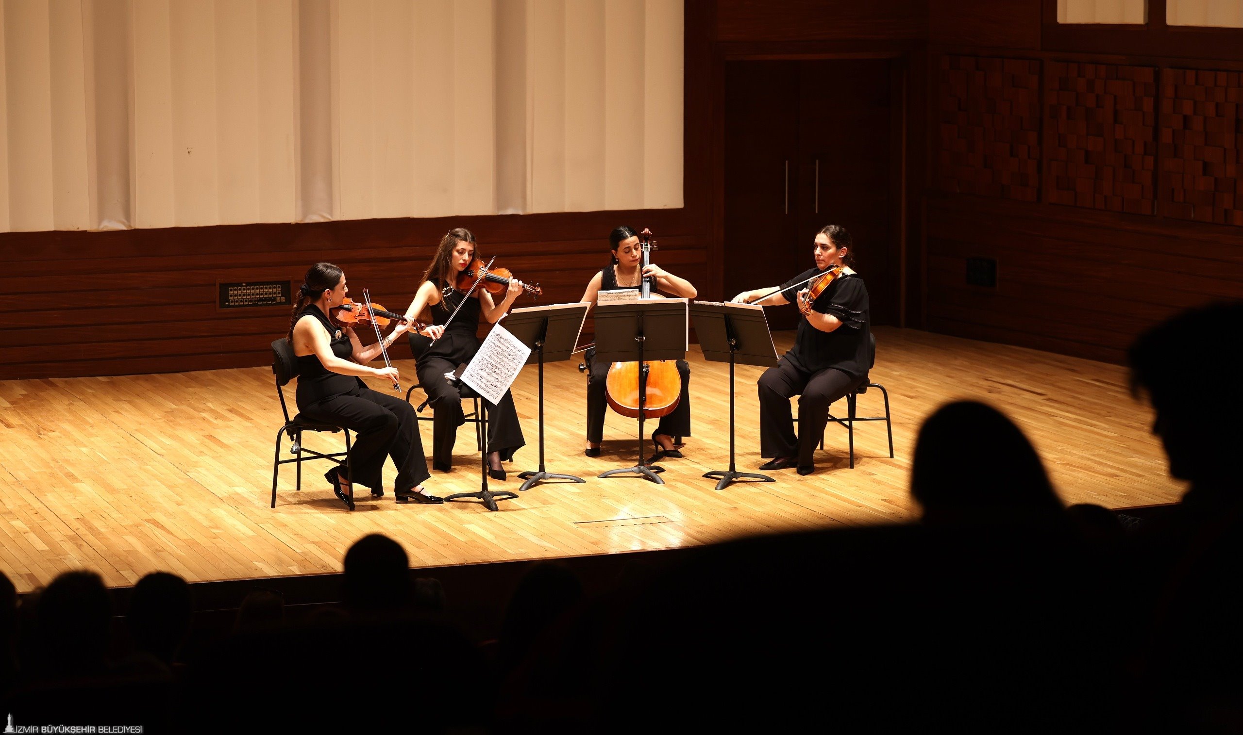İzmir Oda Orkestrası yine ayakta alkışlandı