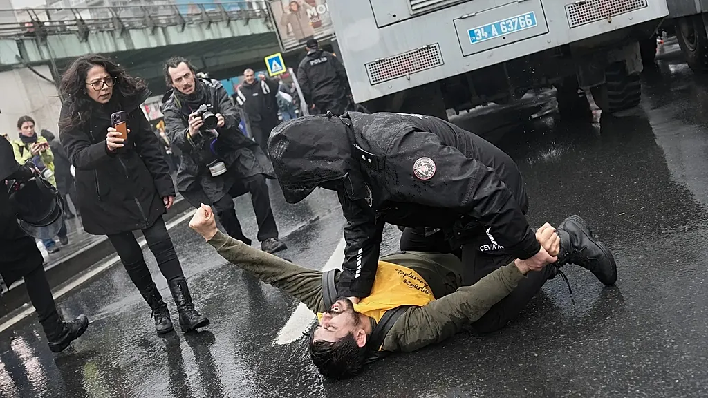 1 Mayıs’ta Taksim’e yürümek isteyenlere polis müdahalesi