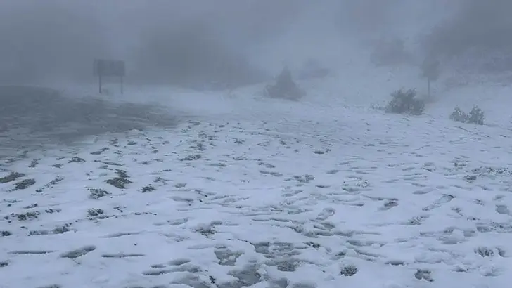 Spil Dağı’na mayısta kar yağdı
