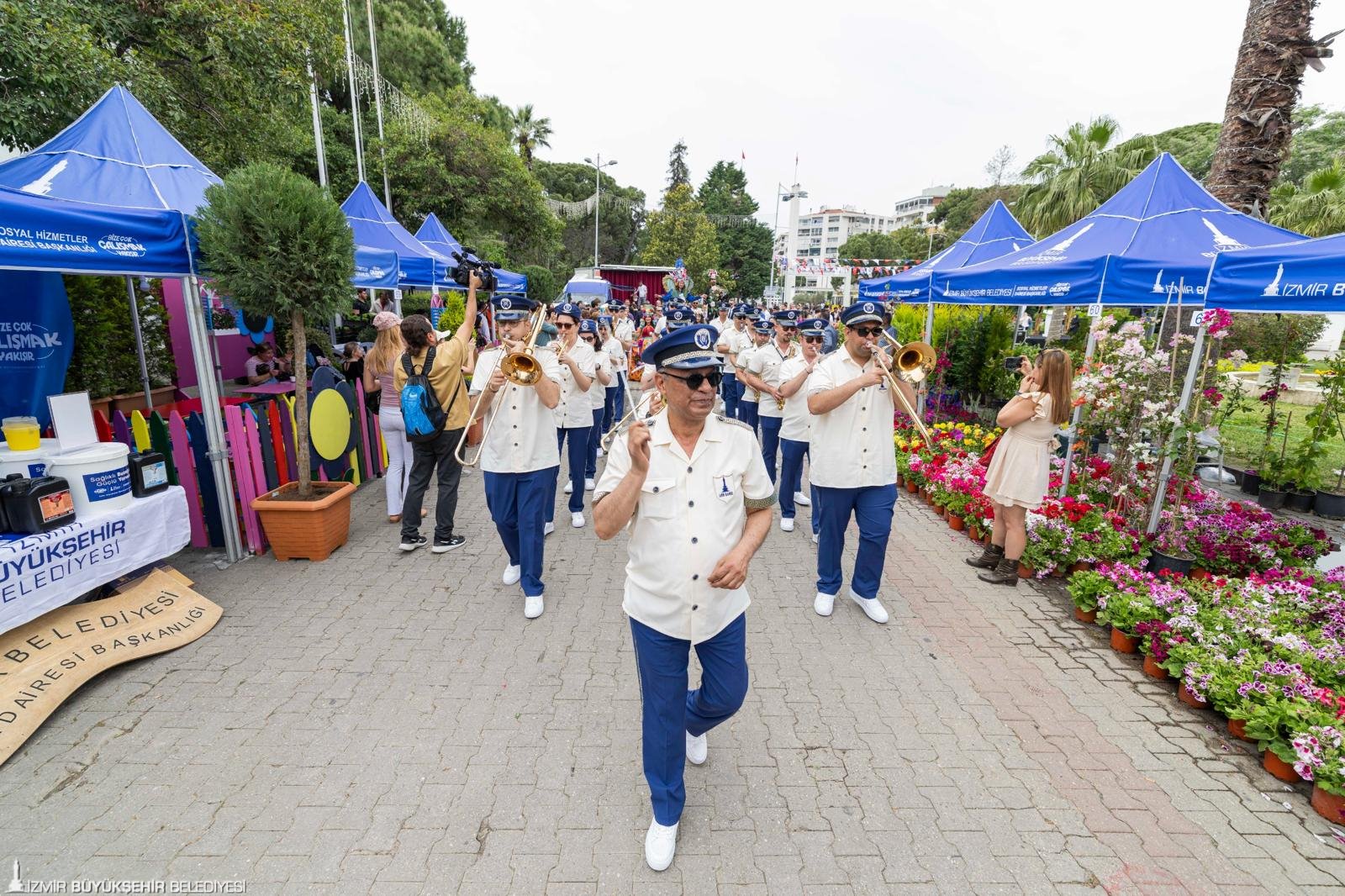 İzmir çiçek açtı, her yer rengârenk oldu
