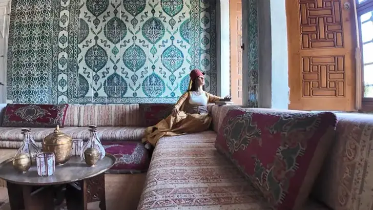 İstanbul Topkapı Sarayı'nın Harem bölümünde ziyaretçi girişine onay