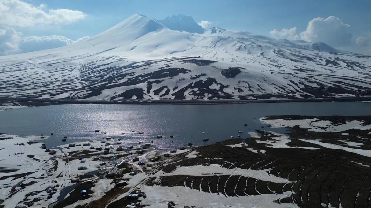 Erciyes'te kar erimeye başladı