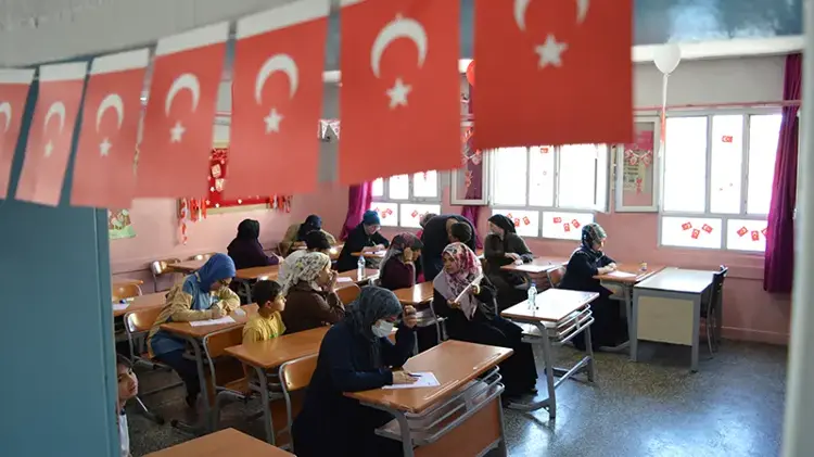 Mardin'de anneler önce kitap okudu, ardından çocuklarının oturduğu sıralarda sınava girdi