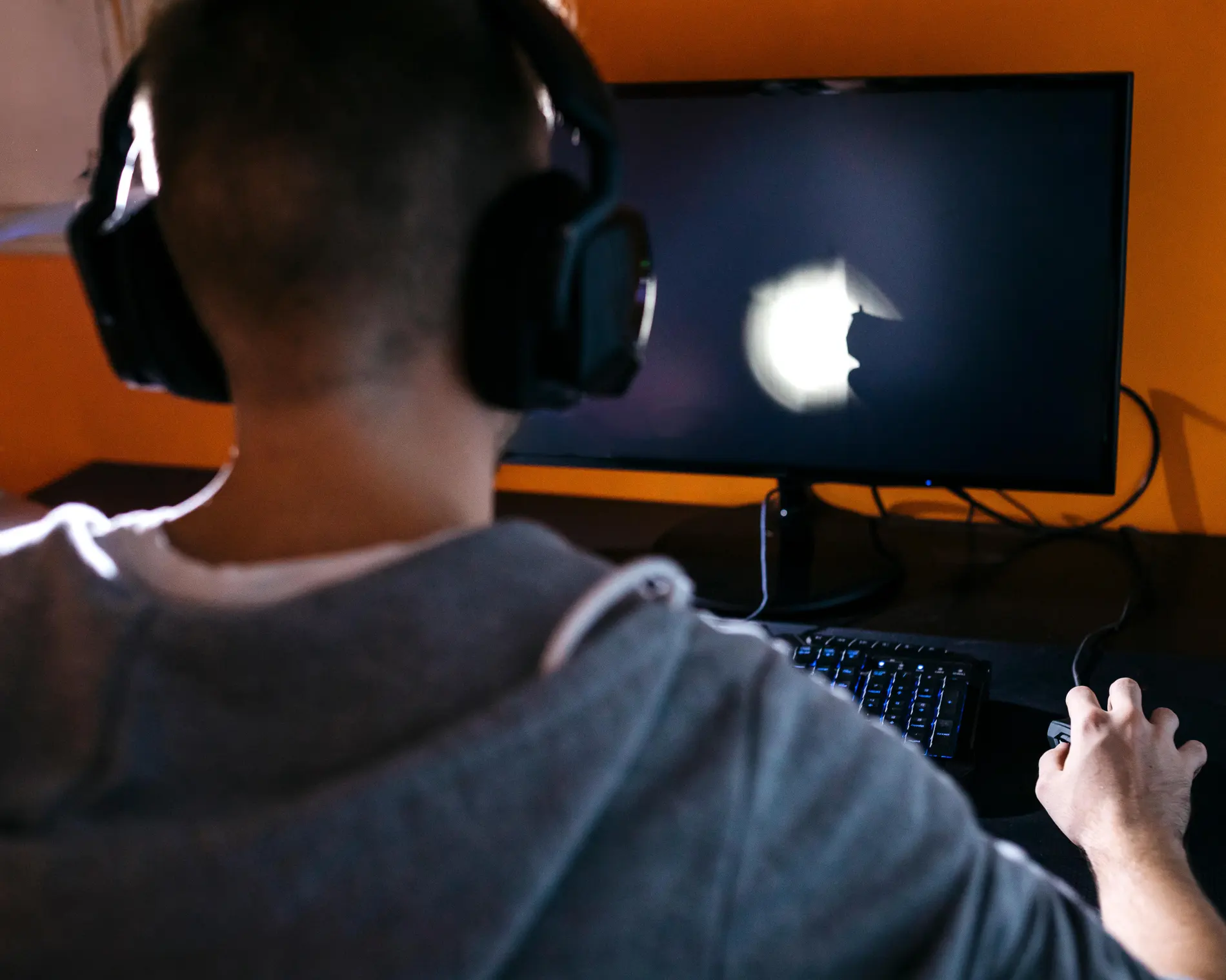 Twitch, kullanıcıların viral “mogging” güzellik yarışmalarına katılmasına izin veriyor