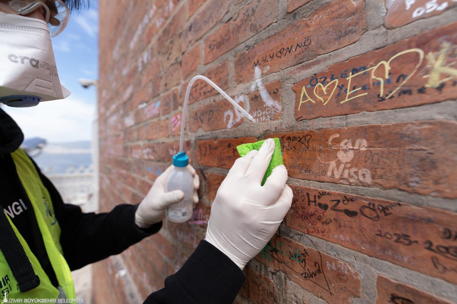 Onlar İzmir’in hafızasını vandalizme karşı koruyor