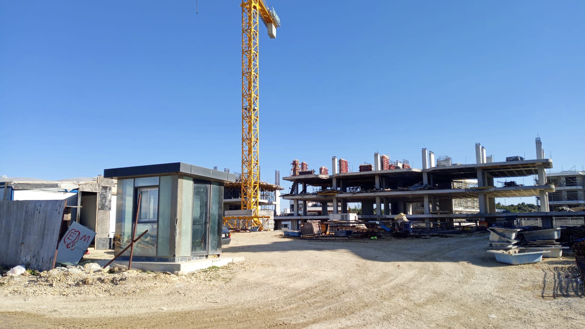 Çeşme Çevre Derneği'nden Sert Tepki: "Kırsal ve Kıyı Mirasımız Beton Duvarlar Altında Kayboluyor"
