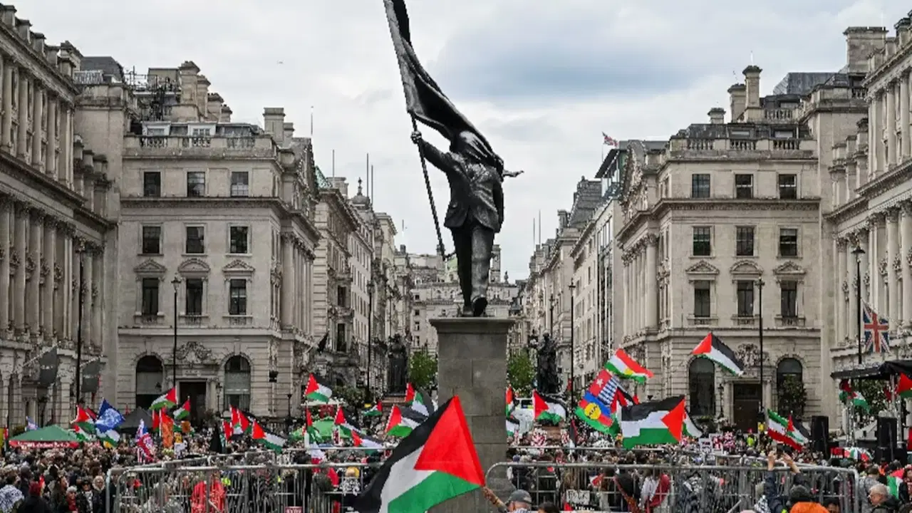 Londra’da sokaklar karıştı: On binlerce kişi yürüdü