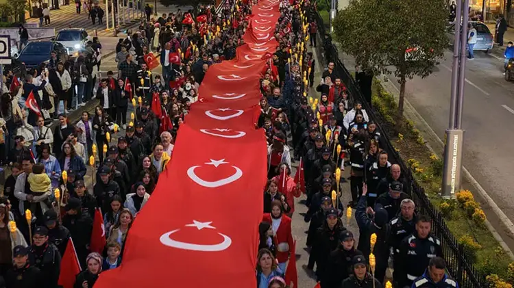 Samsun’da ‘Bayrak ve Fener Alayı’ yürüyüşü