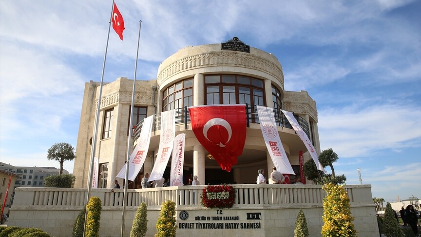 Hatay Devlet Tiyatroları, Hatay Devleti döneminin meclis binasında perdelerini açtı