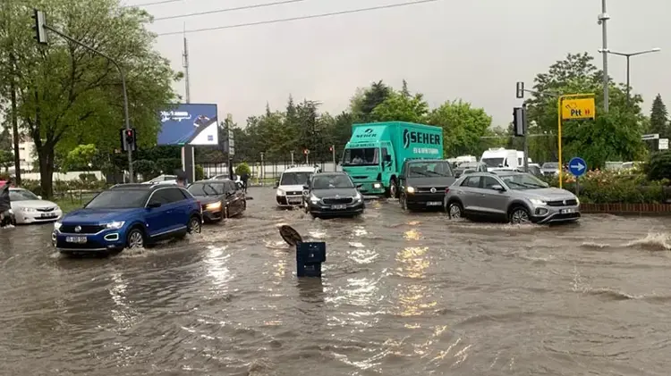 Ankara'da sağanak; alt geçit ve caddeler suyla doldu
