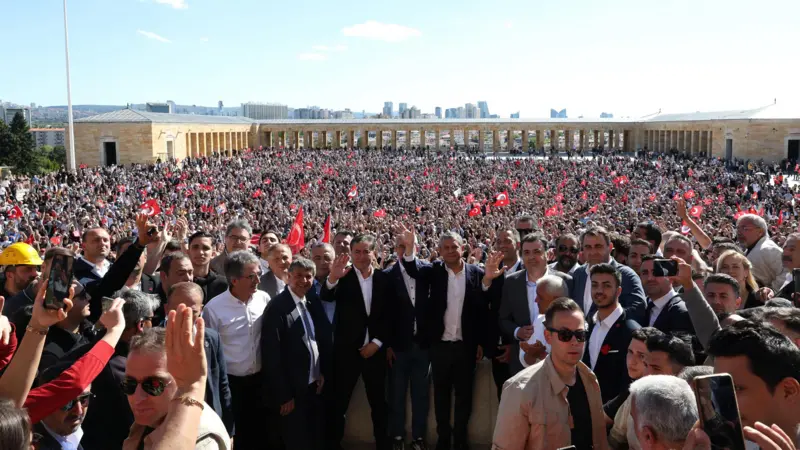 CHP'de iki bayramlaşma: Özgür Özel'den Anıtkabir'e yürüyüş